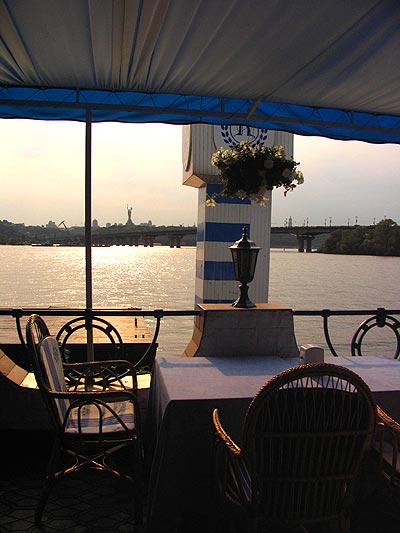 Ресторан "Каравелла" Рестораны на воде, рестораны на Днепре Киев, рестораны для яхт и катеров